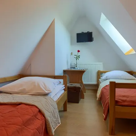 Nocleg ze śniadaniem Szarotka 2*